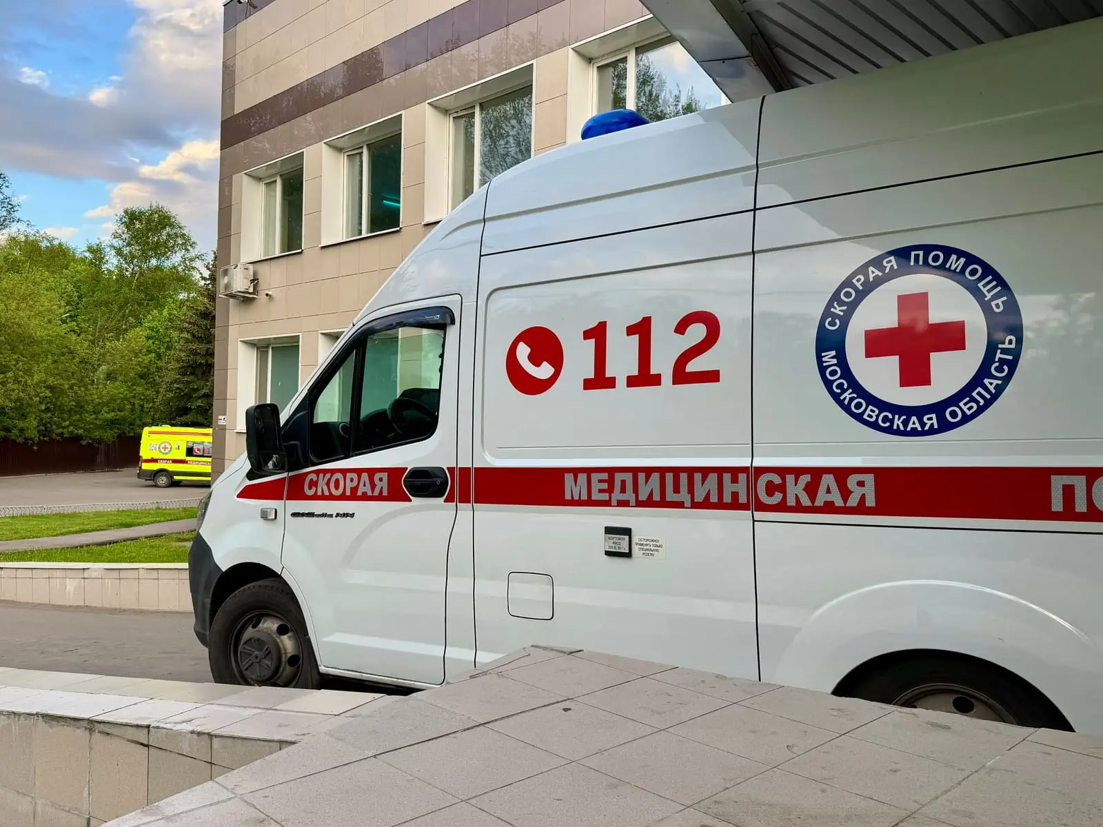 Автомобиль скорой помощи у здания поликлиники